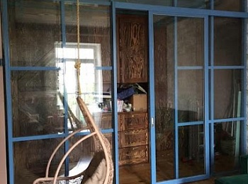 Стеклянная перегородка с откатной дверью №49