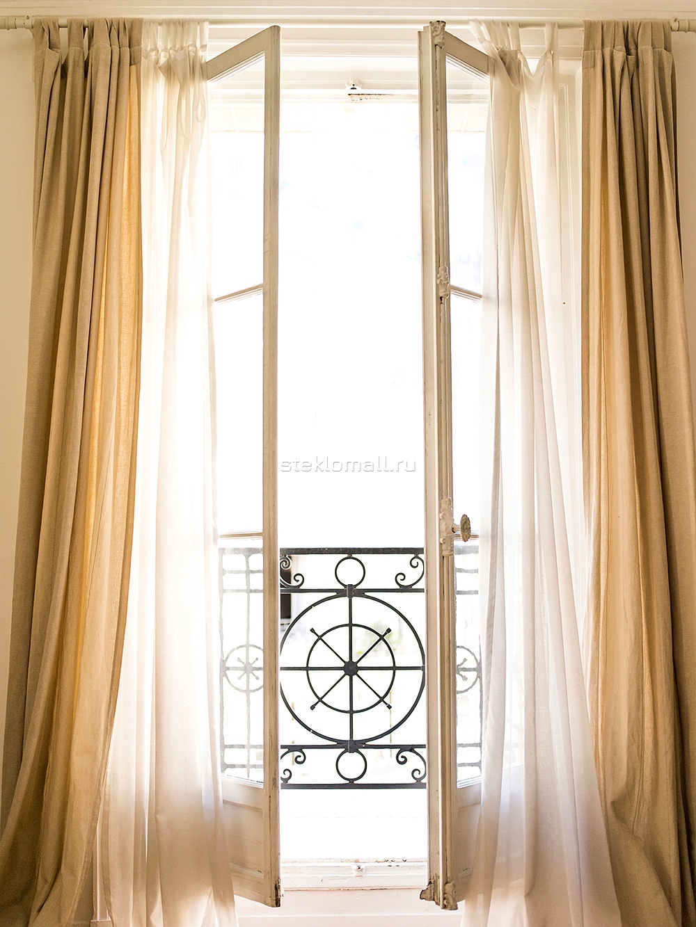 Дверь Красивое окно с балконом в Париже D_1087446824 превью слайда 2