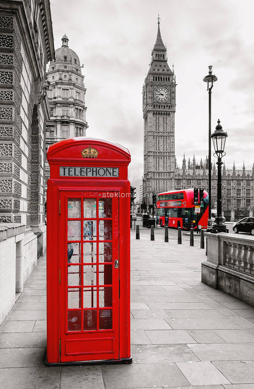 Дверь Красная будка в Лондоне на черно-белом фоне D_1008479932 превью слайда 2