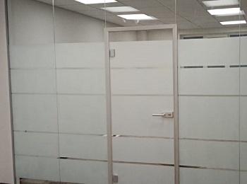 Цельностеклянная перегородка с маятниковой дверью и матовым стеклом для офиса слайд 1