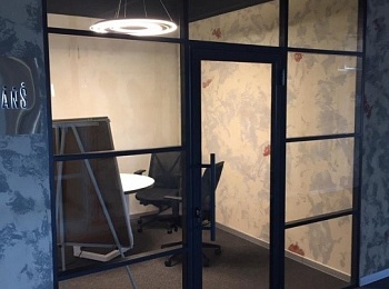 Алюминиевая офисная перегородка с распашной дверью – каркасная слайд 1