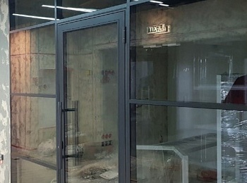 Каркасная алюминиевая перегородка с прозрачным стеклом и распашной дверью слайд 1