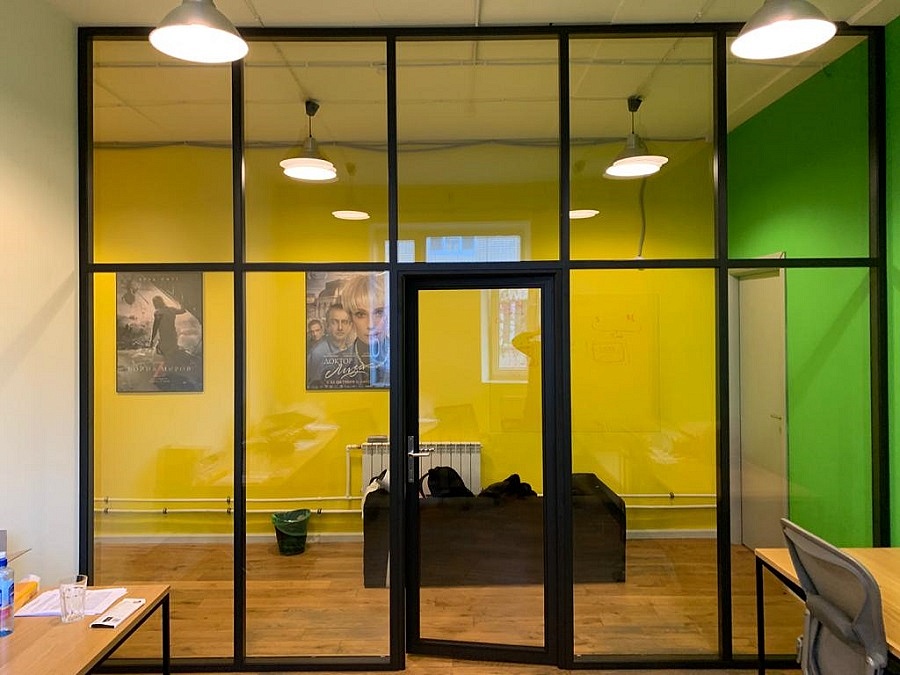 Каркасная перегородка в офис в стиле ЛОФТ с прозрачным закалённым стеклом превью слайда 1