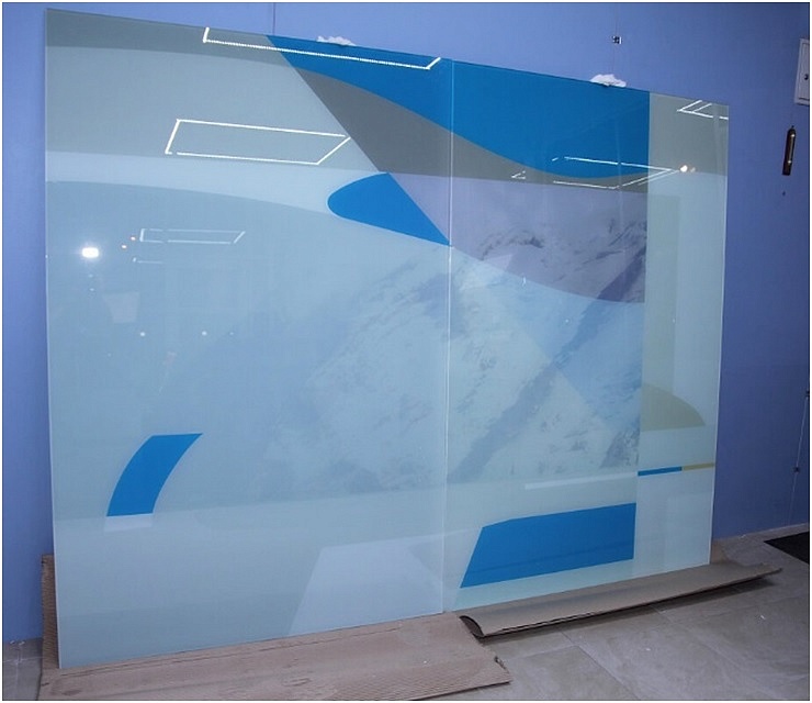 Голубая картина на стекле превью слайда 1