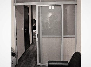 Каркасная перегородка с откатной дверью с матовым - закалённым стеклом слайд 2