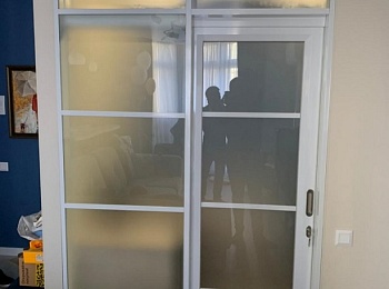Каркасная стеклянная перегородка белая с откатной дверью и матовым стеклом слайд 1