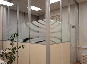 Cтеклянная перегородка для зонирования офисного помещения слайд 1