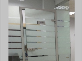 Прозрачная цельностеклянная перегородка с закаленным стеклом слайд 1